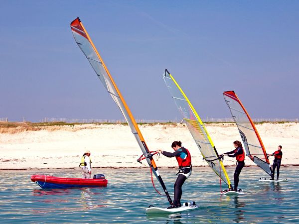 planche à voile à la plage des Sables Blancs