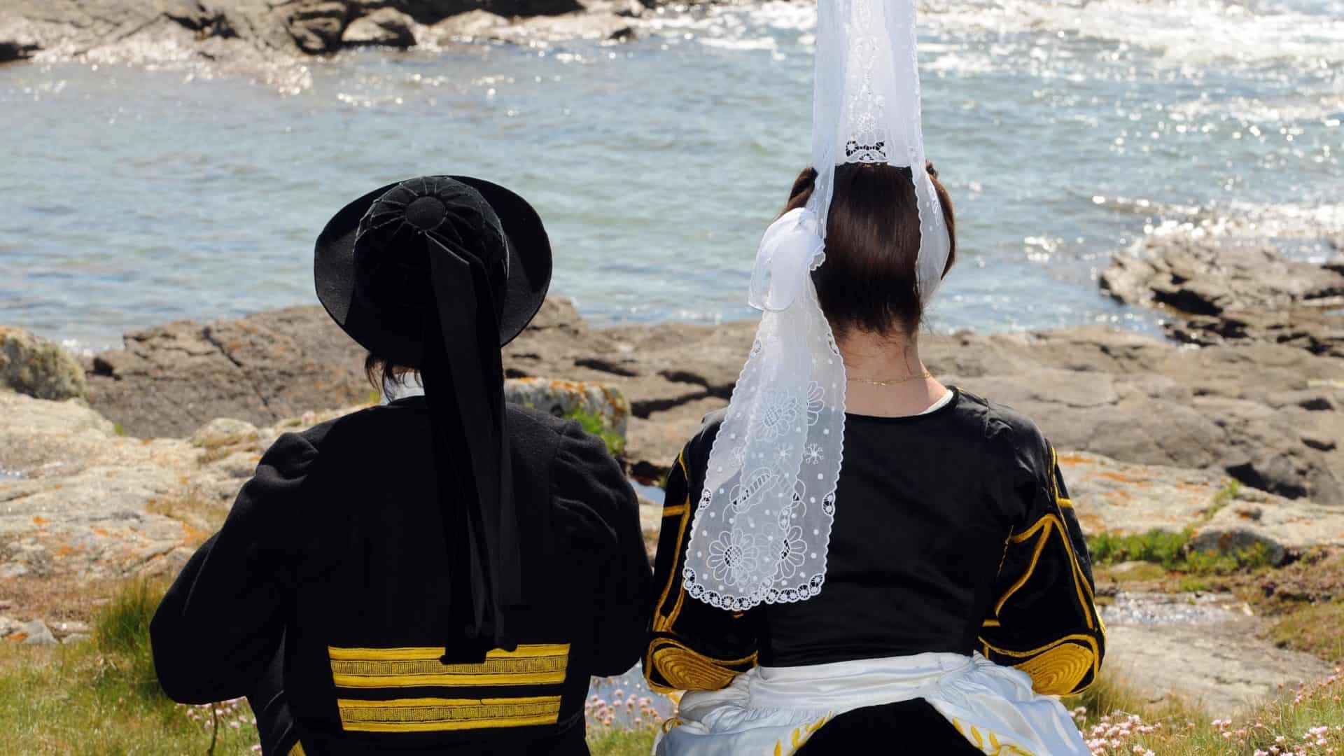 un couple bigouden assis devant la mer à lesconil en bretagne cornouailles finistère france