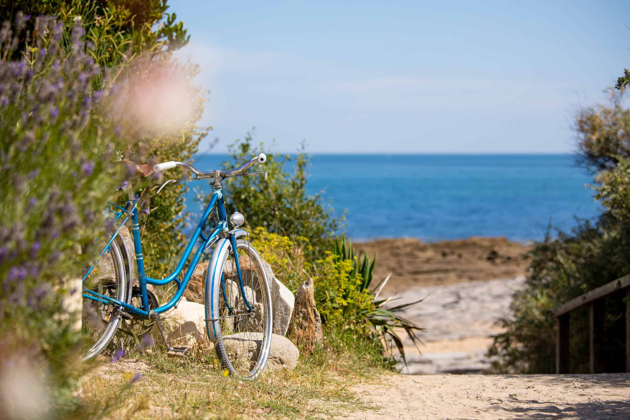 vieux vélo bleu au bord de la mer sur le littoral breton, bretagne, france.