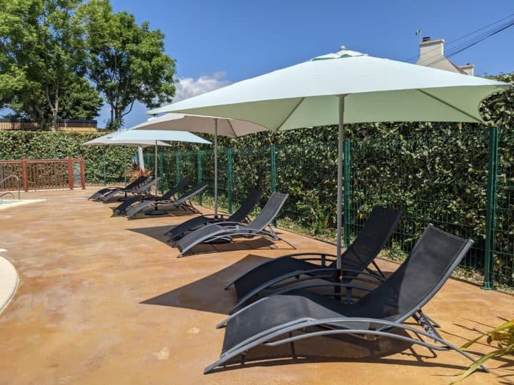 relaxing by the pool camping de keralouet