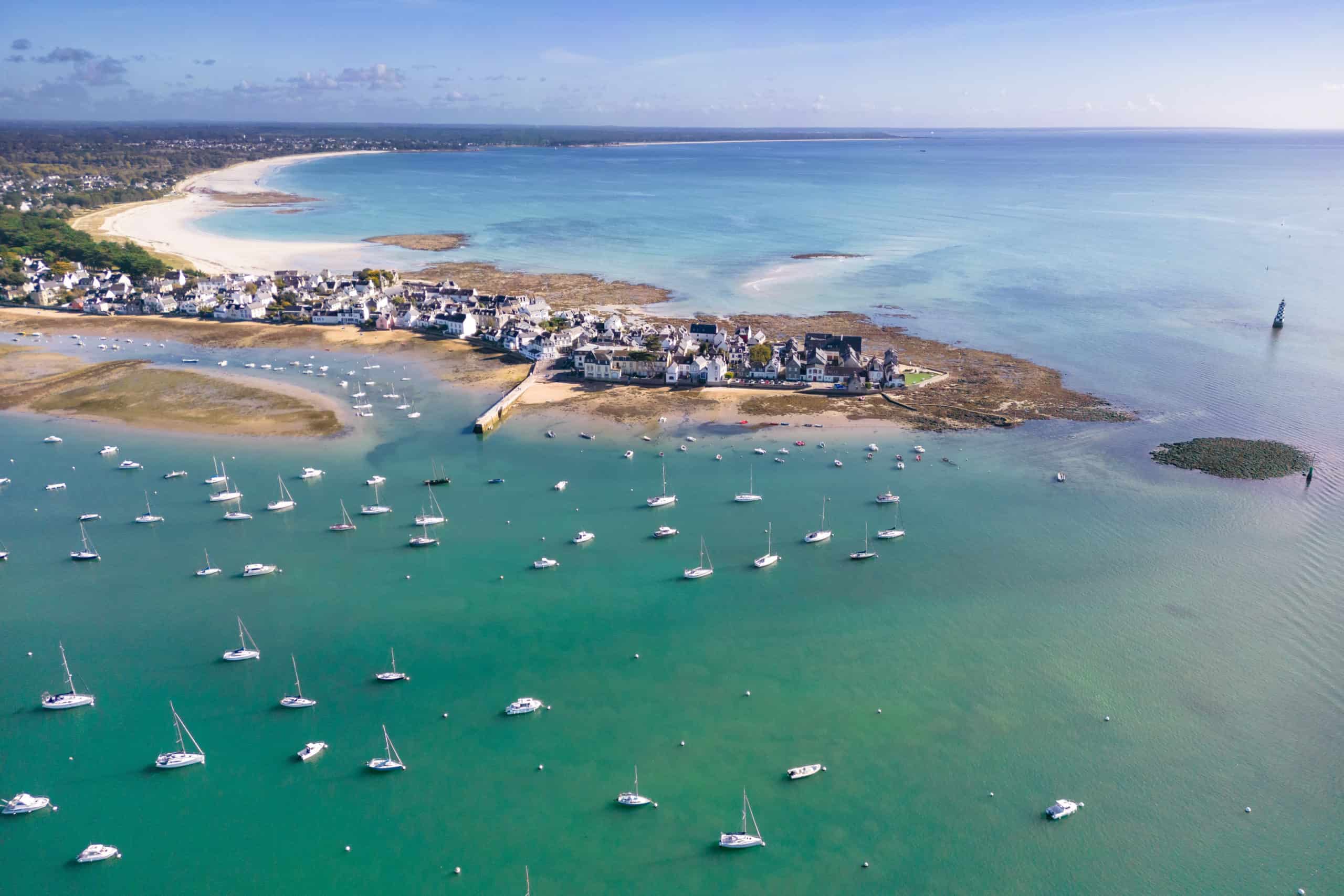 vue aérienne de l'Île tudy, de son port et du phare de la perdrix à marée basse par une journée ensoleillée finistère bretagne